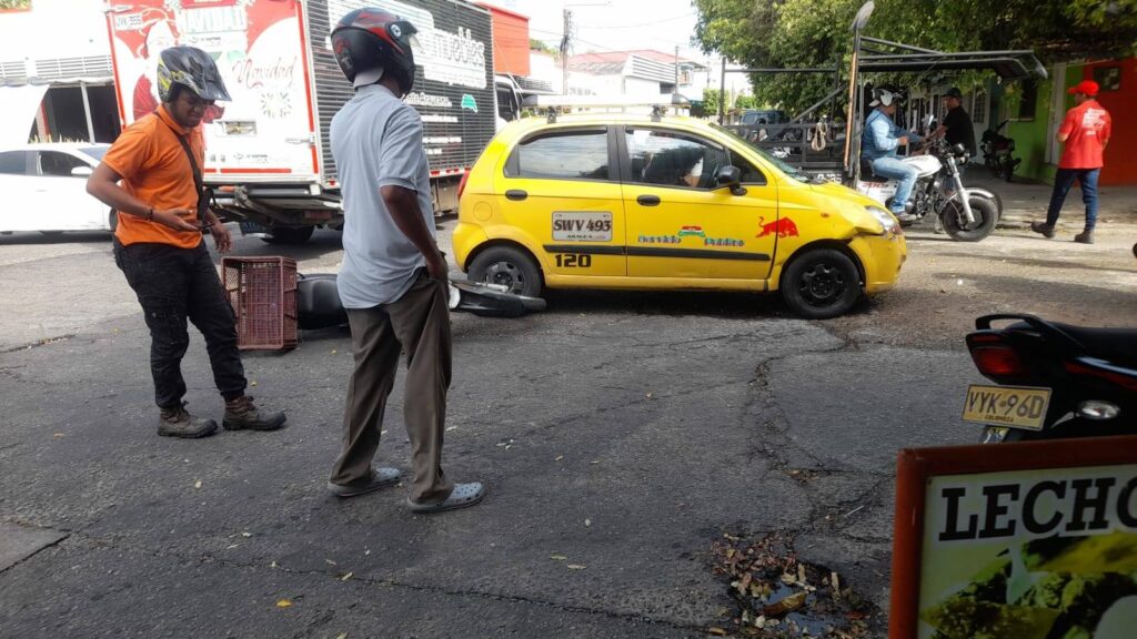 475425828_948152130658985_5743708285275738687_n-1024x576 Fuerte accidente entre motocicleta y taxi en la calle 20 con carrera 15 esquina
