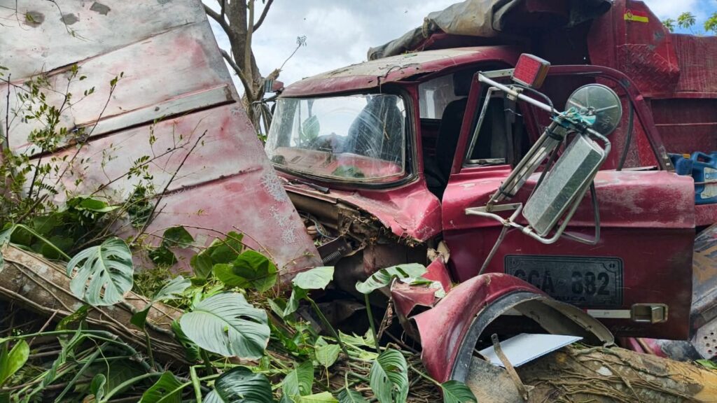 667707940_1580633646829787_3720925268697559362_n-1024x576 Conductor de volqueta terminó accidentado en zona rural de Arauquita