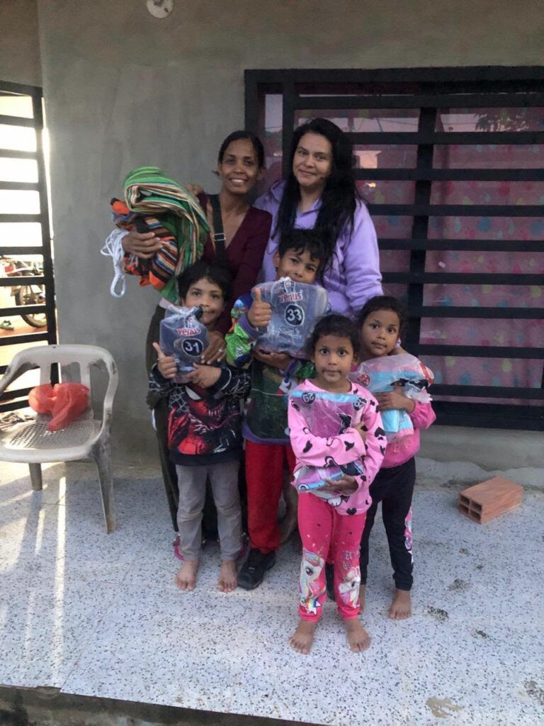 748016300_4037319393076468_7606426863378697946_n-768x1024 Amar Arauca y gremio de canoeros entregan ayudas a familia afectada por las inundaciones en el sector El Recreo.