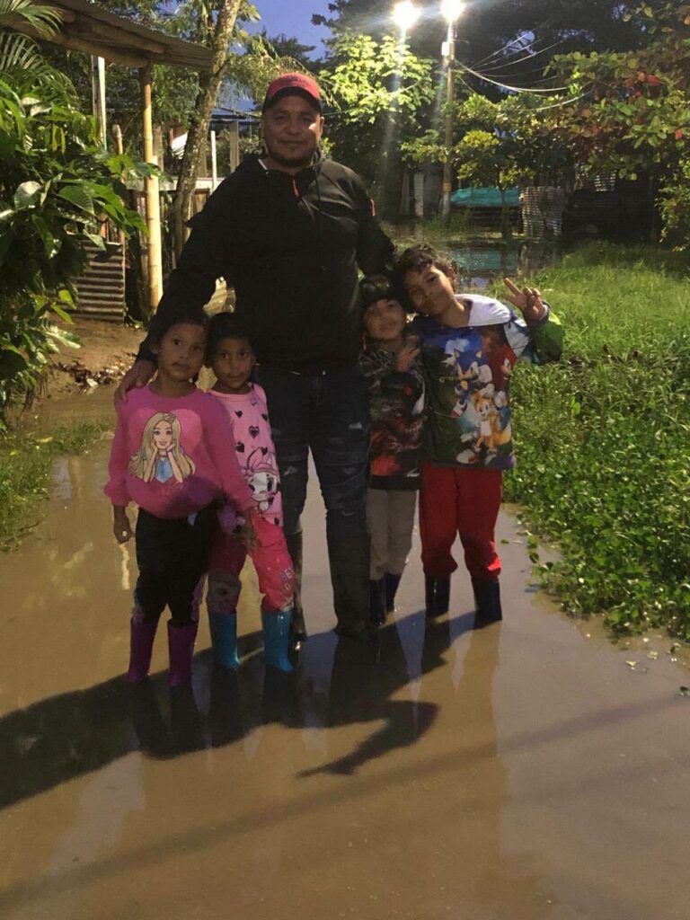 748631134_1011427131696726_2873170244610452254_n-768x1024 Amar Arauca y gremio de canoeros entregan ayudas a familia afectada por las inundaciones en el sector El Recreo.