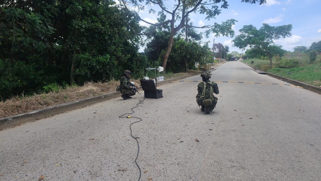 1000870521-1024x576 Un poderoso artefacto explosivo fue neutralizado por el Ejército Nacional en inmediaciones al aeropuerto de Tame.
