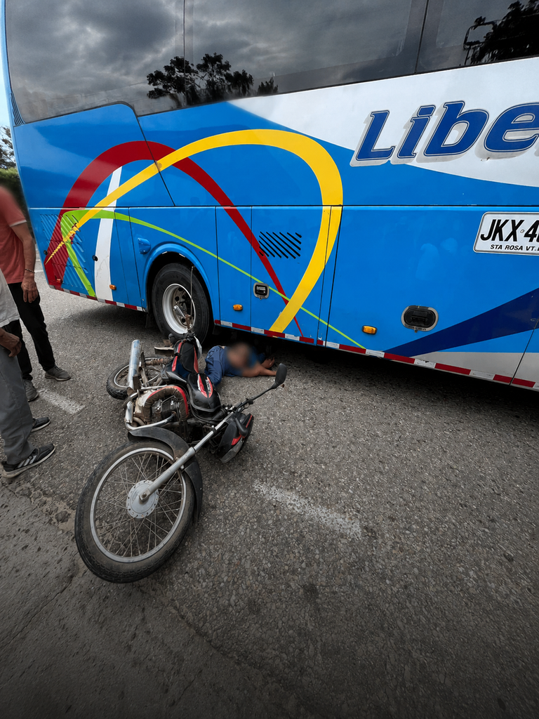 1000952930-768x1024-1 Tragedia vial en Tame motociclista falleció tras chocar con un bus